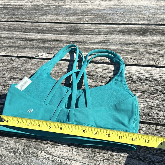 Lululemon Energy Bra Medium Support, B–D Cups
Teal Lagoon size 6 NWT - Picture 4 of 9